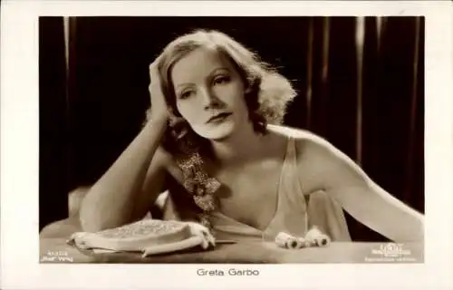 Ak Schauspielerin Greta Garbo, Portrait, Ross Verlag 4132/2