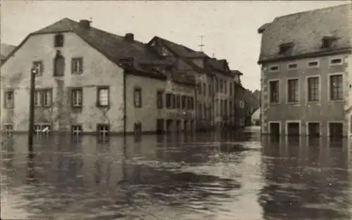 Foto Ak Lieser an der Mosel, Straßenpartie bei Hochwasser, Gasthaus