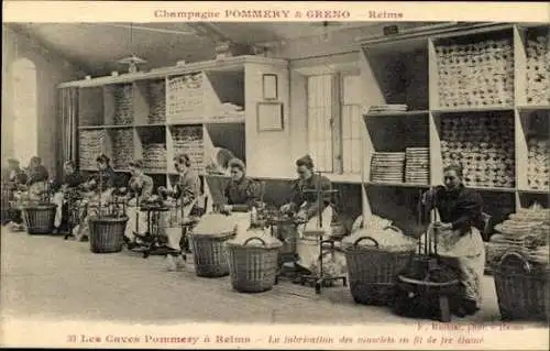 Sert mit 40 Ansichtskarten Reims, Caves Pommery, Umschlag