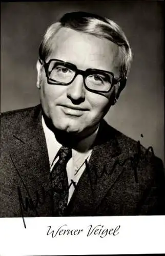 Ak Radiomoderator Werner Veigel, Portrait, Autogramm, Brille