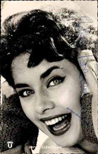 Ak Schauspielerin Vera Tschechowa, Portrait, Film Das Mädchen mit den Katzenaugen, Autogramm