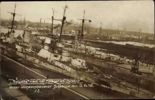 Foto Ak Deutsches Kriegsschiff SMS Seydlitz nach der Skagerrakschlacht 1916, Schleuse Wilhelmshaven