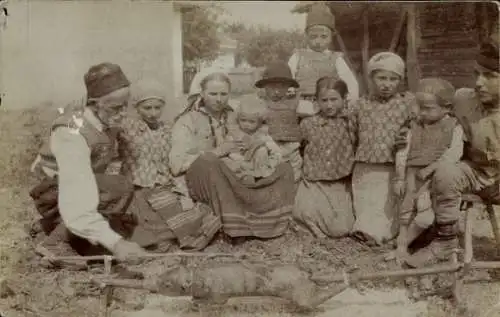 Foto Ak Serbische Familie, Familienbild, Serbische Tracht