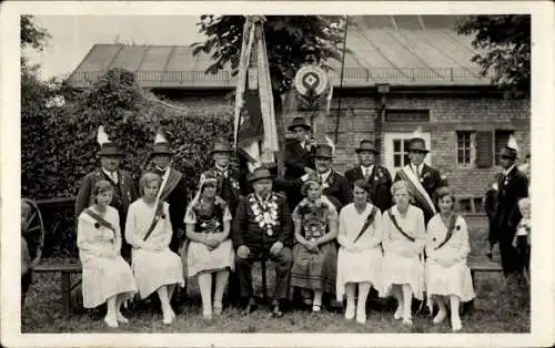 Foto Ak Gruppenbild der Menschen in Trachten, Fest, Standarte