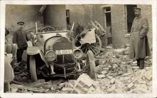 Foto Ak Deutsche Soldaten in Uniformen, Zerstörungen, Auto, Kennzeichen A134 1, I. WK