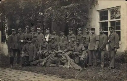 Foto Ak Deutsche Soldaten in Uniformen, Gruppenaufnahme, I WK