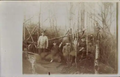 Foto Ak Deutsche Soldaten in Uniformen im Feld