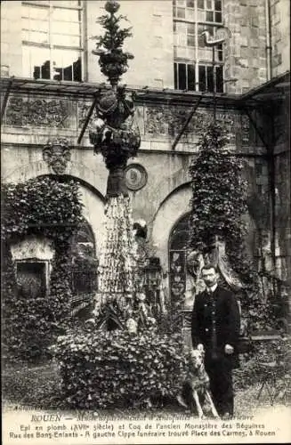 Ak Rouen Seine Maritime, Musee, Rue des Bons-Enfants, Cippe funeraire trouve Place des Carmes