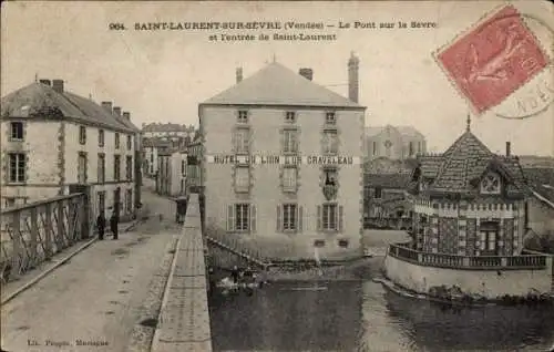 Ak Saint Laurent sur Sèvre Vendée, Pont sur la Sevre, Hotel du Lion