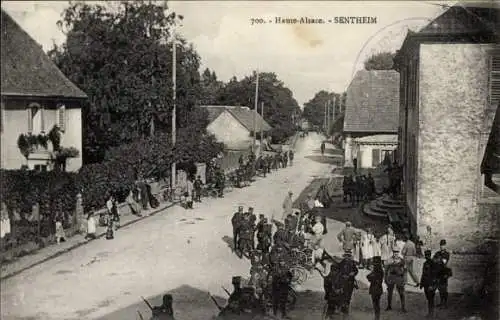 Ak Sentheim Elsass Haut Rhin, Straßenpartie, Soldaten