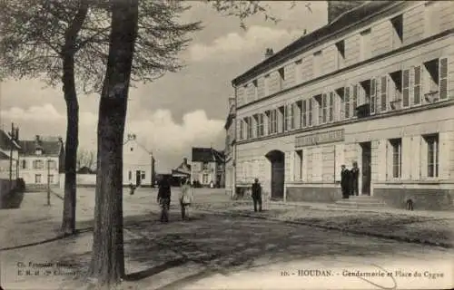 Ak Houdan Yvelines, Gendarmerie, Place du Cygne