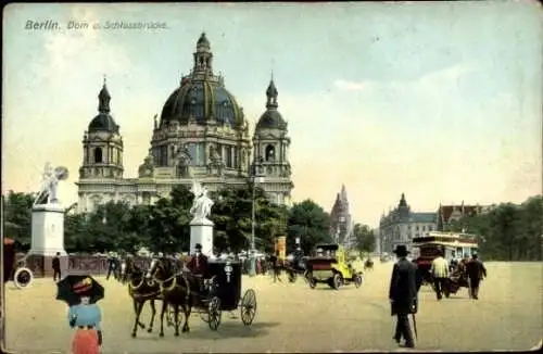 Ak Berlin Mitte, Partie an der Schlossbrücke mit Blick zum Dom, Kutsche