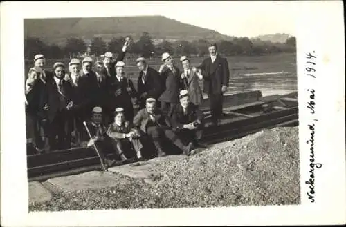 Foto Ak Neckargemünd am Neckar, Heidelberger Studentengruppe 1914, Boot