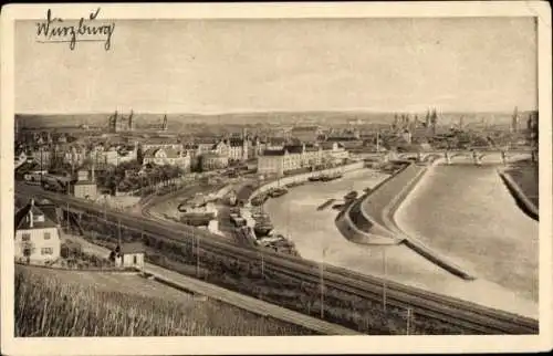 Ak Würzburg am Main Unterfranken, Gesamtansicht, Schiene, Bootsanleger, Boote, Brücke