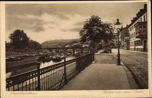 Ak Saarbrücken im Saarland, Saar, Boote, Brücke, Straßenseite