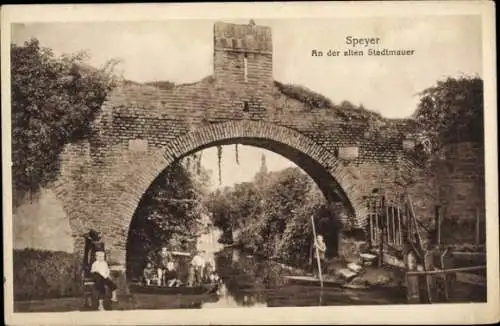 Ak Speyer am Oberrhein, an der alten Stadtmauer