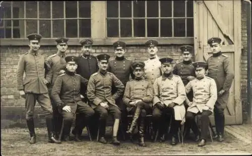 Foto Ak Karlsruhe in Baden Württemberg, Deutsche Soldaten in Uniformen, Gruppenaufnahme, I WK