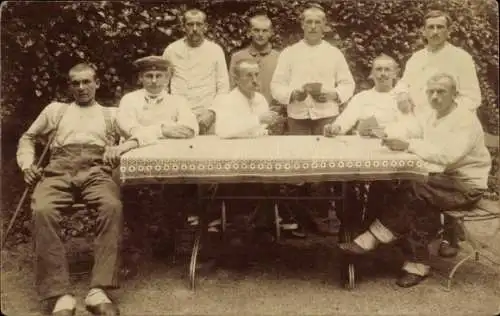 Foto Ak Auerbach Bensheim an der Bergstraße Hessen, Lazarett, Soldaten beim Kartenspiel, I WK