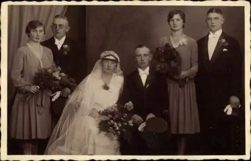 Foto Ak Herford in Westfalen, Hochzeit, Brautpaar mit Trauzeugen