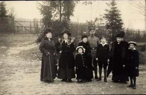 Foto Ak Sondershausen im Kyffhäuserkreis Thüringen, Mann, Frauen, Kinder