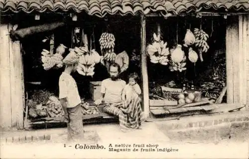 Ak Colombo Sri Lanka, Früchtestand, Einheimische mit Art, Bananen, Markt