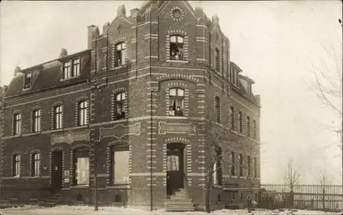 Foto Ak Cainsdorf Zwickau in Sachsen, Geschäftshaus, Anwohner, Winter