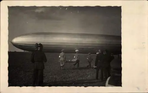 Foto Ak Luftschiff Graf Zeppelin D-LZ127, Sanitäter