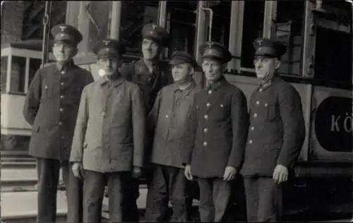 Foto Ak Berlin, Straßenbahnschaffner in Uniform vor einer Straßenbahn