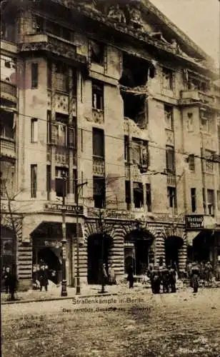 Foto Ak Berlin Mitte, Straßenkämpfe, Zerstörtes Gebäude