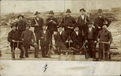 Foto Ak Berlin Schöneberg, Gruppenbild der Männer, Arbeiter, Lustige Kolonne