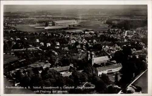 Ak Friedrichshafen am Bodensee, Schloss, Zeppelinwerft, Luftschiff Garf Zeppelin, Fliegeraufnahme