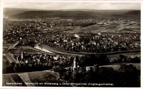 Ak Saarbrücken im Saarland, Teilansicht mit Winterberg und Christ Königskirche, Fliegeraufnahme