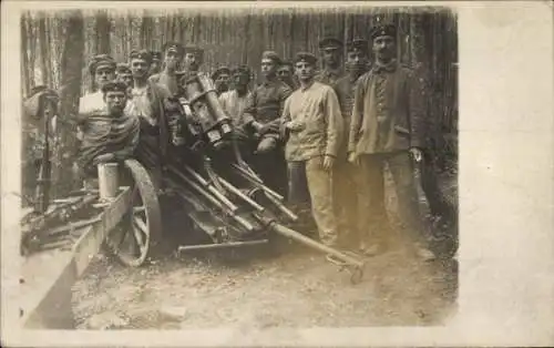 Foto Ak Deutsche Soldaten in Uniformen, Kaiserzeit, Wald, Ausfahrt in Stellung