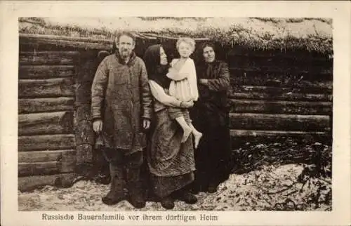 Ak Russland, Russische Bauernfamilie vor ihrem Heim