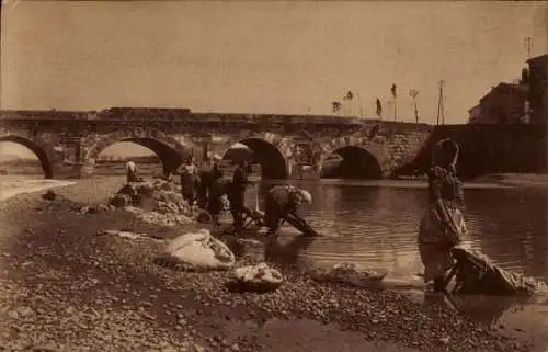 Ak Frauen am Fluss waschen Kleidung, Brücke