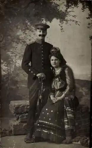 Foto Ak Deutscher Soldat in Uniform, Standportrait mit einer Frau, Weißenfels