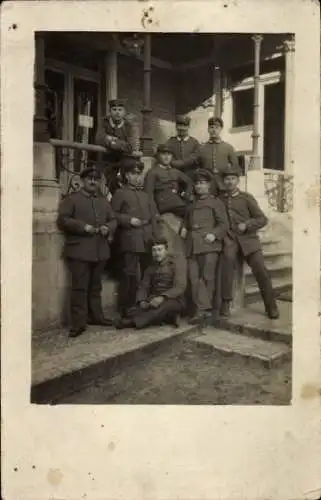 Foto Ak Deutsche Soldaten in Uniformen, Gruppenaufnahme vor einem Haus