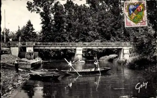 Ak La Garette Deux-Sèvres, La Venise Verte, Brücke, Boot