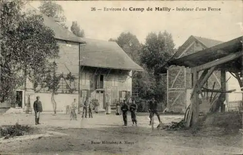 Ak Mailly le Camp Aube, Camp de Mailly, Innenraum eines Bauernhofs