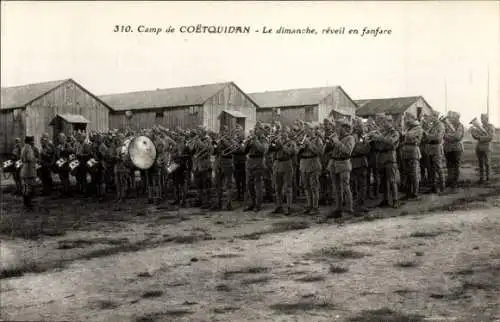 Ak Camp de Coëtquidan Morbihan, Französische Soldaten, Militärkapelle