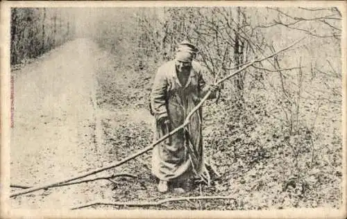 Ak Frankreich, Frau holt Holz nach Hause, Wald