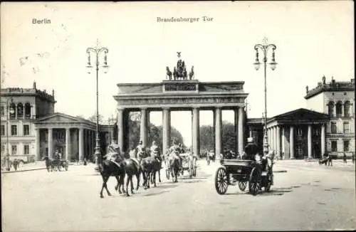 Ak Berlin Mitte, Brandenburger Tor, Kutschen