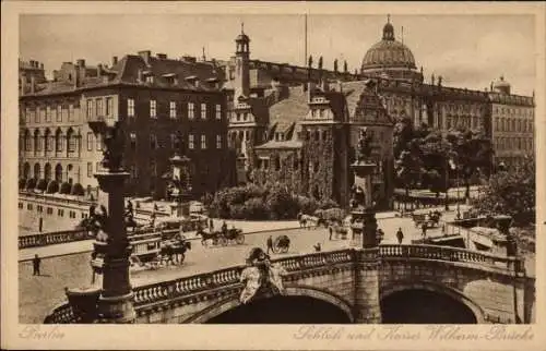 Ak Berlin Mitte, Schloss und Kaiser Wilhelm-Brücke, Kutschen