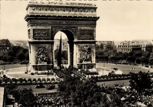 Ak Paris, Befreiung, Besuch von General de Gaulle am Arc de Triomphe