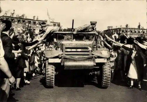 Ak Befreiung von Paris, Begeisterter Empfang der ersten Panzer Leclerc, Soldat in Uniform