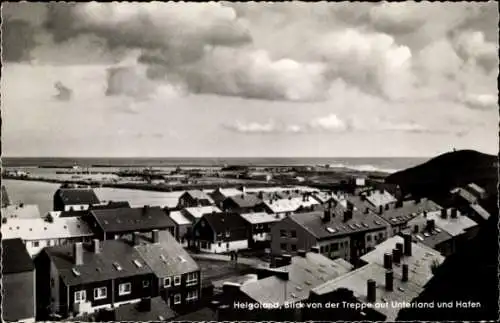 Ak Nordseeinsel Helgoland, Blick von der Treppe auf Unterland und Hafen