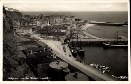 Ak Nordseeinsel Helgoland, von der Südspitze gesehen, Boote, Strand