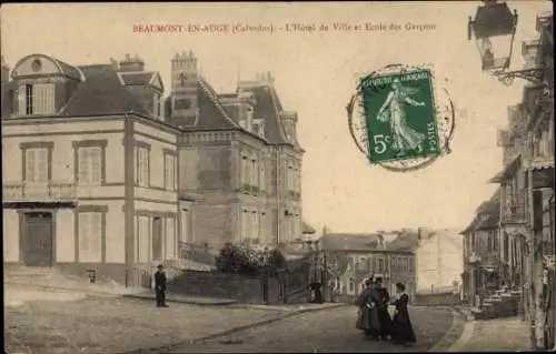 Ak Beaumont en Auge Calvados, L'Hotel de Ville et Ecole des Garcons