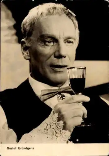 Ak Schauspieler Gustaf Gründgens, Das Glas Wasser, Portrait mit Weinglaas