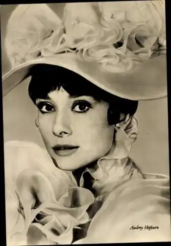 Ak Schauspielerin Audrey Hepburn, My Fair Lady, Hut, Perlenohrringe, Portrait